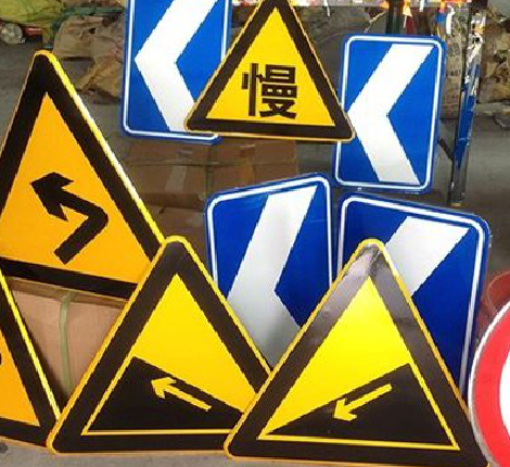 蓝山标识标牌中颜色的确定是很重要的。